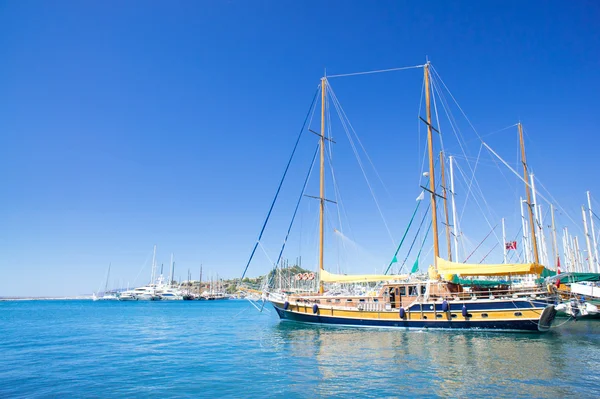 Nádherné jachty na pobřeží Egejského moře. — Stock fotografie