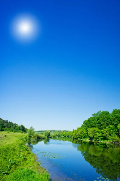 Mooi uitzicht op de prachtige rivier en blauwe hemel. — Stockfoto