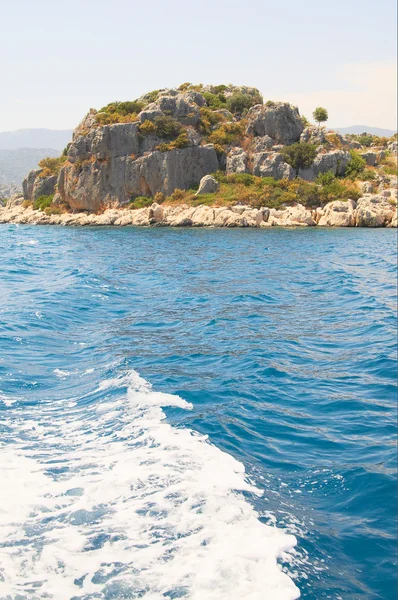 ターコイズ ブルーの海で 1 つの島. — ストック写真