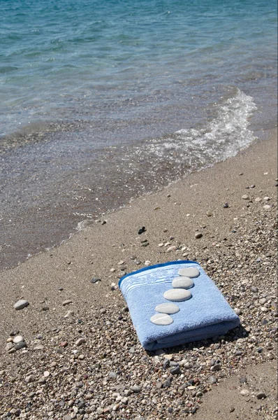 Несколько камешков на красивом полотенце . — стоковое фото
