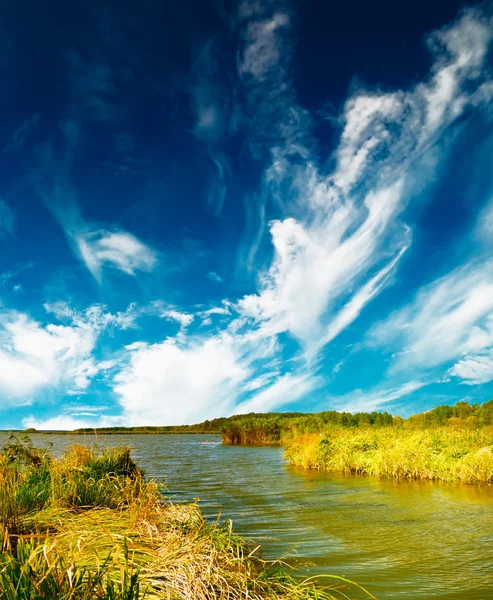 Маленькое озеро и голубое небо к осени . — стоковое фото