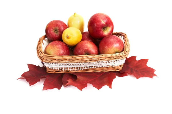 Dojrzałe, soczyste jabłka i cytryny w koszyku. — Zdjęcie stockowe