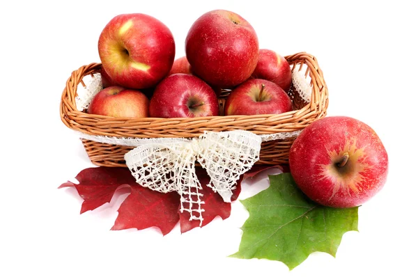 Reife, saftige Äpfel im Korb. — Stockfoto
