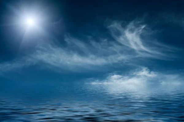 Serenity modrá obloha s mraky nad oceánem. — Stock fotografie