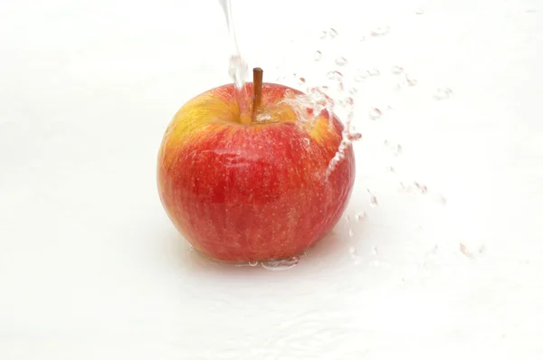 Manzana salpicando en agua fría . —  Fotos de Stock