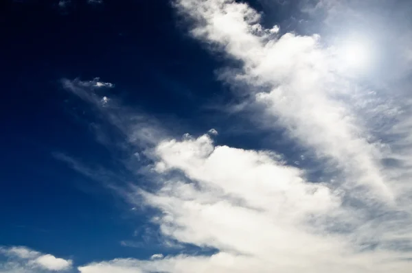 Удивительное голубое небо . — стоковое фото