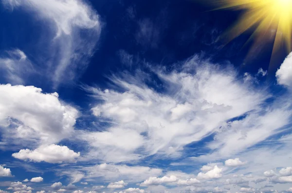 Sole incredibile nel cielo blu . — Foto Stock