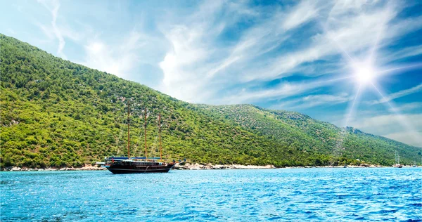 Baía no mar Egeu e iate de madeira . — Fotografia de Stock