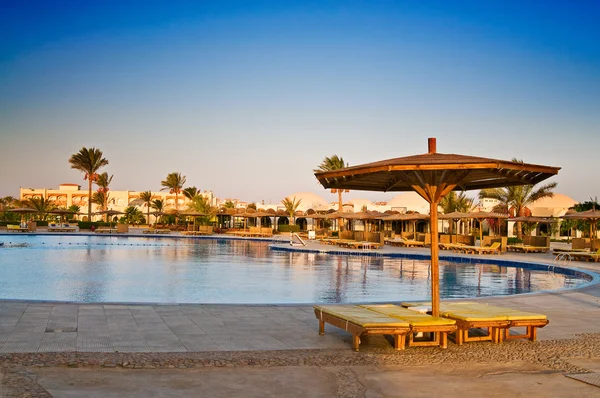 Uma piscina de hotel no início da manhã no resort egípcio . — Fotografia de Stock