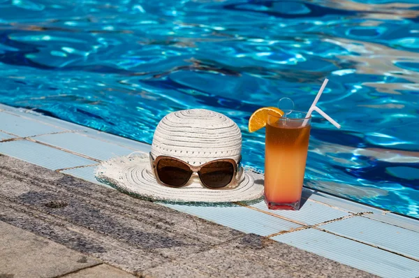 stock image Eyewear,sunhat and tasty cocktail with lemon.