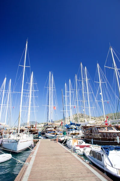 Yachts on the harbor next to quay. — Stock Photo, Image