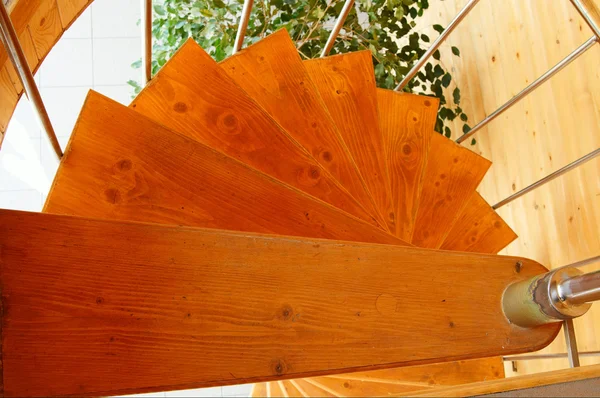 Escadaria em espiral na moderna casa de madeira . — Fotografia de Stock