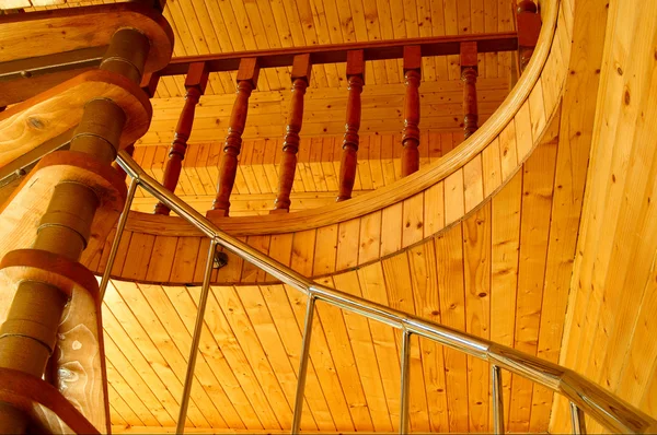Wonderful wooden ceiling and spiral staircase in the modern hous — Stock Photo, Image