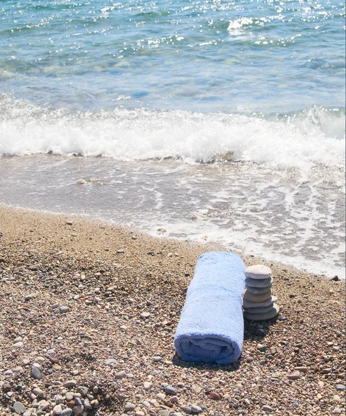 Mooie kust en blauwe handdoek. — Stockfoto