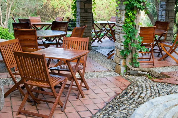 Hotel patio met tafels en stoelen. — Stockfoto