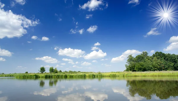 Reflectie voor sky in lake. — Stockfoto