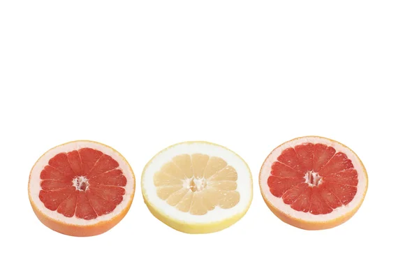 Спелые грейпфруты на белом . — стоковое фото