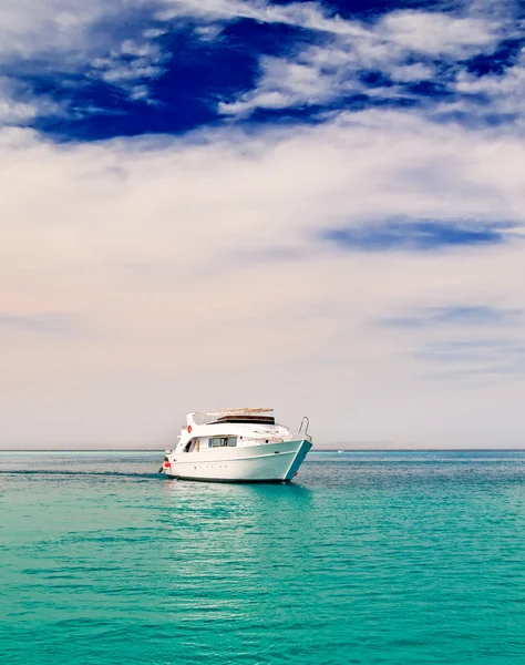 Ensam båt i havet. — Stockfoto