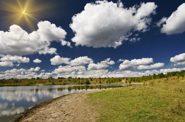 素晴らしい景色湖、紅葉の草原. — ストック写真