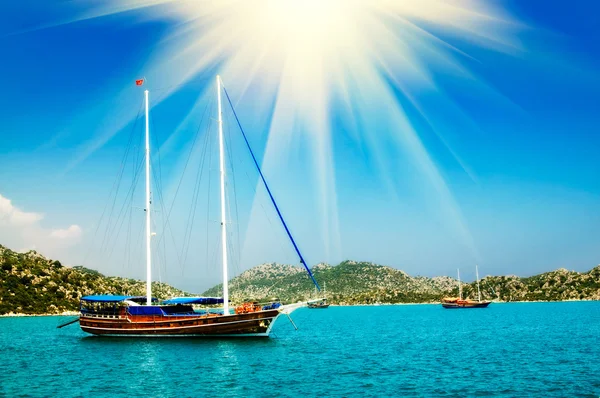 Nádherné jachty v zálivu a sluneční paprsky. Turecko. Kekova. — Stock fotografie