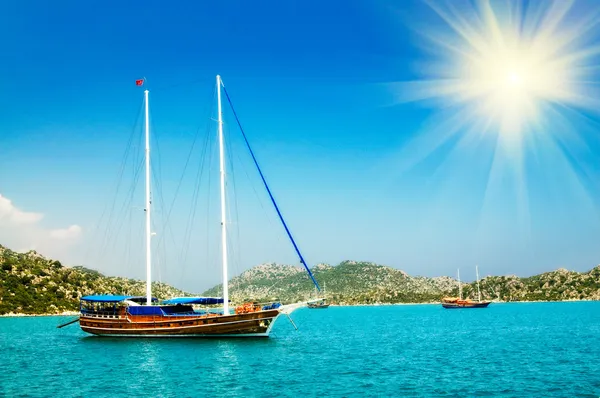Nádherné jachty a sluneční paprsky v zátoce. Turecko. Kekova. — Stock fotografie