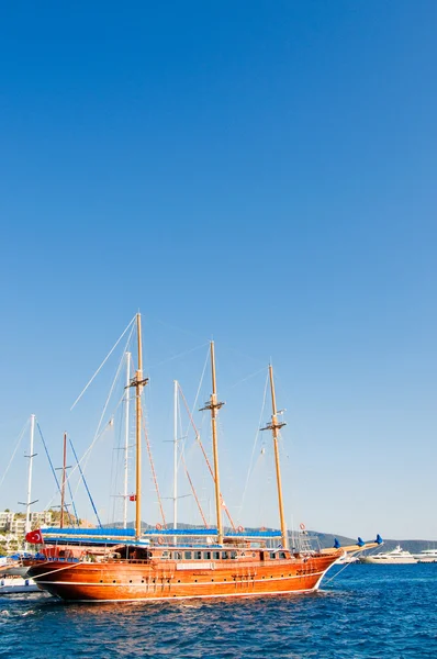 Piękne jachty na wybrzeżu Morza Egejskiego. — Zdjęcie stockowe
