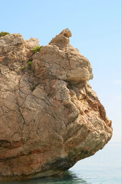 Hoge rots in de baai door zomer. — Stockfoto