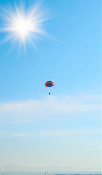 Air walk with parachute on by sea. — Stock Photo, Image