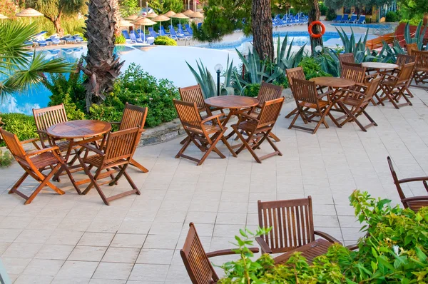 Chairs, tables and swimming pool early morning. — Stock Photo, Image