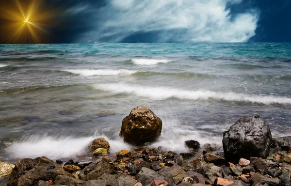 Zee schuim en pebble in het water. — Stockfoto