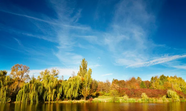 Wunderbare Aussicht auf den Herbstsee. — Stockfoto