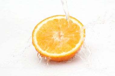 su sıçramasına olgun, juicy orange yarısı.