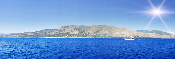Maravilhoso iate nadando no mar Egeu turquesa . — Fotografia de Stock