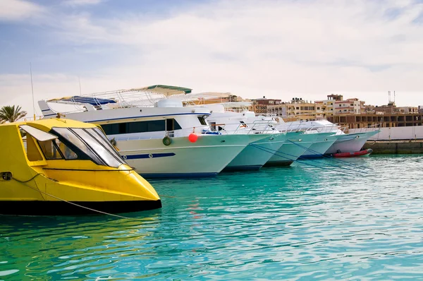 Luxusní jachty v zálivu. — Stock fotografie
