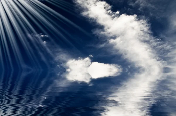 Ungewöhnliche Sonnenstrahlen über blauem Ozean. — Stockfoto