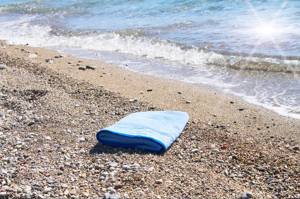 Wspaniały blask słońca i ręcznik, w pobliżu morza. — Zdjęcie stockowe