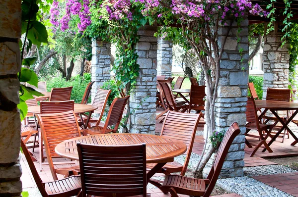 Drewniane krzesła i stół w resort ora. Turcja. — Zdjęcie stockowe