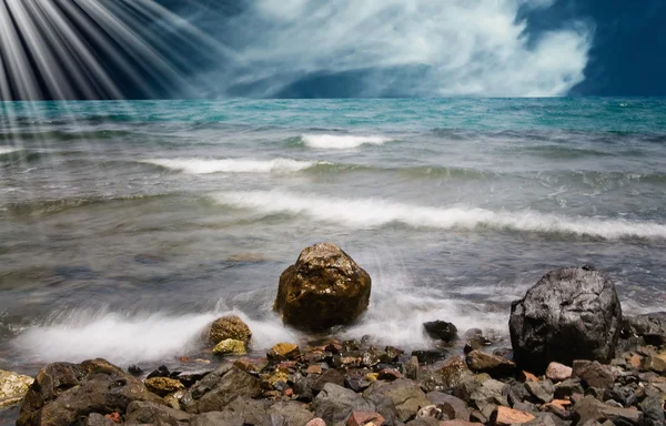 Havet skum och sten i vattnet. — Stockfoto