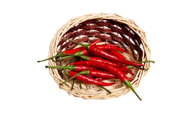Dřevěný koš plný červené papriky — Stock fotografie