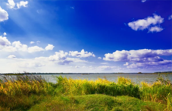 Splendid big lake by autumn. — Stock Photo, Image
