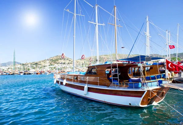 Az Égei-tenger partján, gyönyörű jachtok. — Stock Fotó