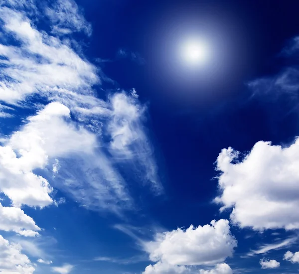 驚くべき空の太陽の青. — ストック写真