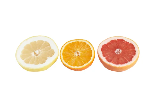Kawałkami soczystych owoców cytrusowych na biały. — Zdjęcie stockowe