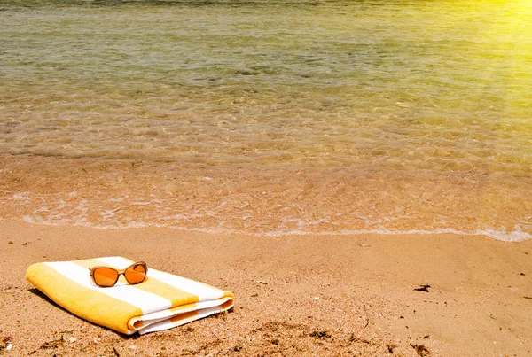 Бирюзовое море, очки и полотенце . — стоковое фото