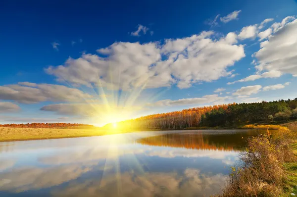 素晴らしい秋の湖. — ストック写真
