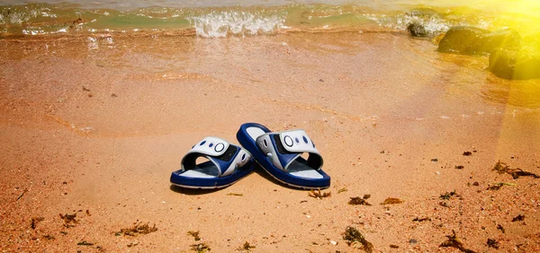 Wet sandals next to the sea. — Stock Photo, Image