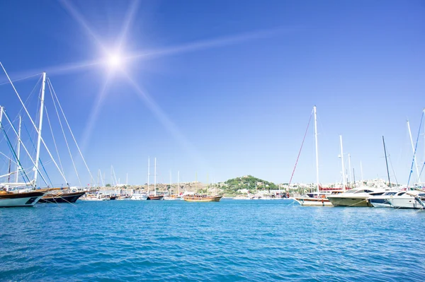 Amazing yachts and fun sun in the sky. — Stock Photo, Image