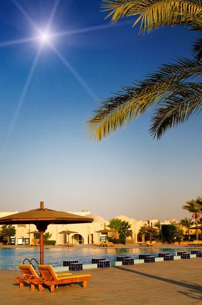 Prachtige, luxe hotelzwembad in de Egypte. — Stockfoto