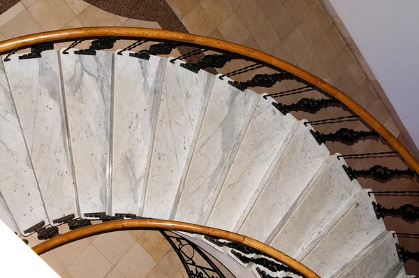 Elegante trap in een modern huis. — Stockfoto