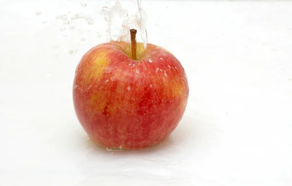 Spruzzi d'acqua su una mela . — Foto Stock